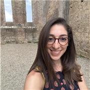 Docente di italiano e storia nella scuola secondaria impartisce lezioni di letteratura